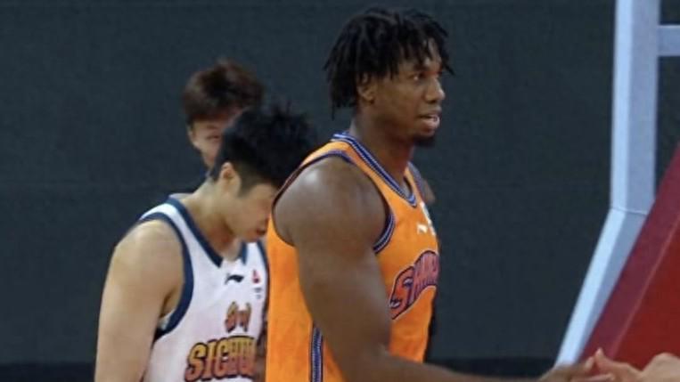 GA黄金甲体育官网-洛夫顿31分上海战胜广东闯进杯赛四强，赛季三杀打服广东