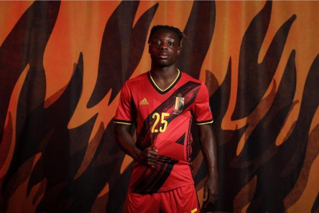 GA黄金甲体育-拒绝利物浦的“新马内”：多库以卢卡库为榜样前进